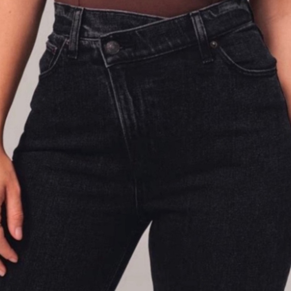 Abercrombie & Fitch The 90s Slim Straight Ultra High Rise Black Jeans - Picture 3 of 16